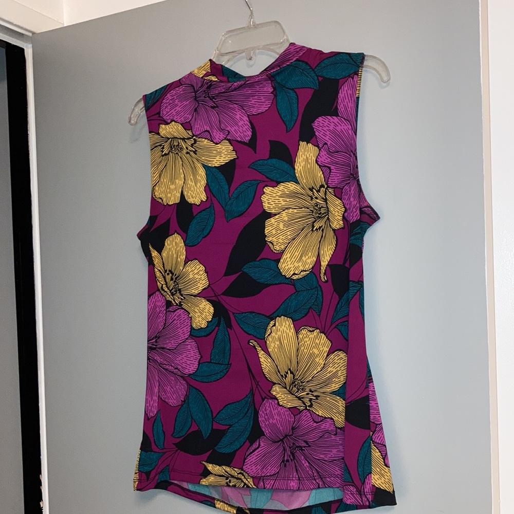 Large Blouse/Shell 🌹 - Picture 4 of 5